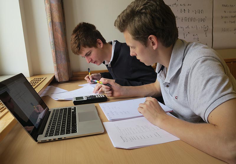2-boys-laptop_800_558px