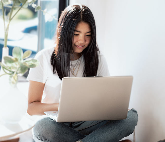 asia-girl-laptop-650-560px