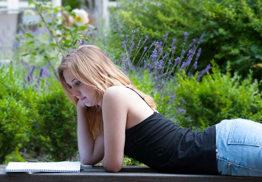 girl-reading