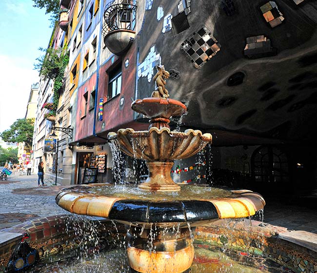 hundertwasserhaus-brunnen