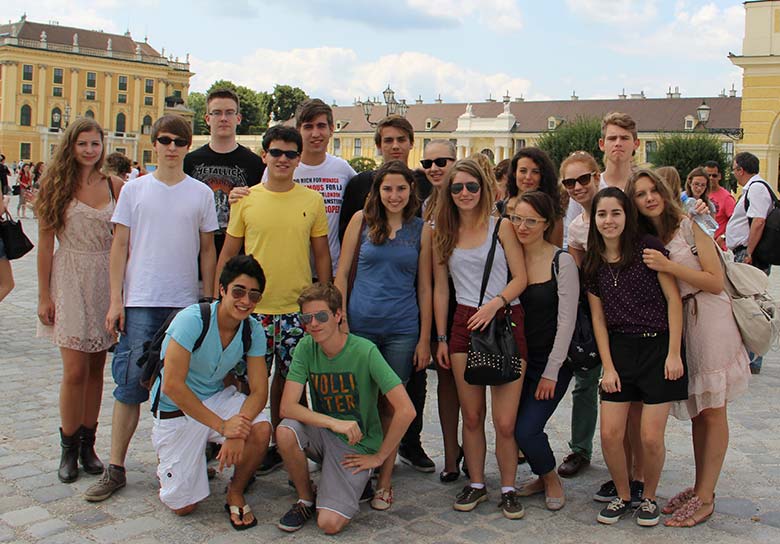 Student group in front of the Schönbrunn Castle in Vienna