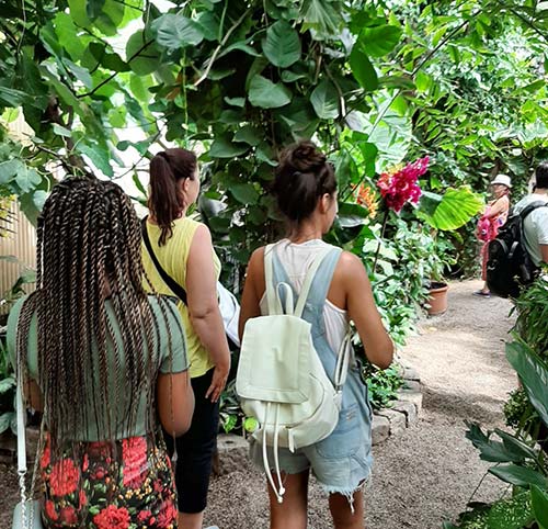 Girls visiting the Palmenhaus in Vienna