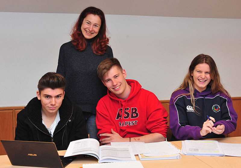 teacher_students-classroom2_800_558px