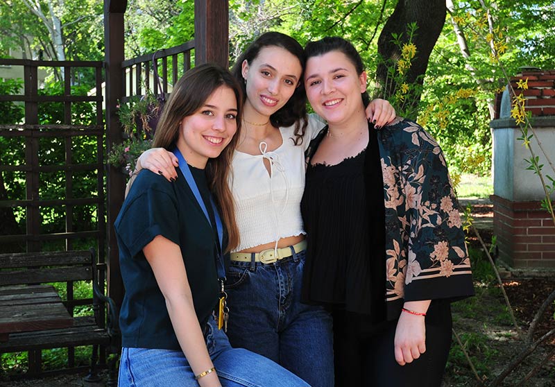 3-girls-800-558px