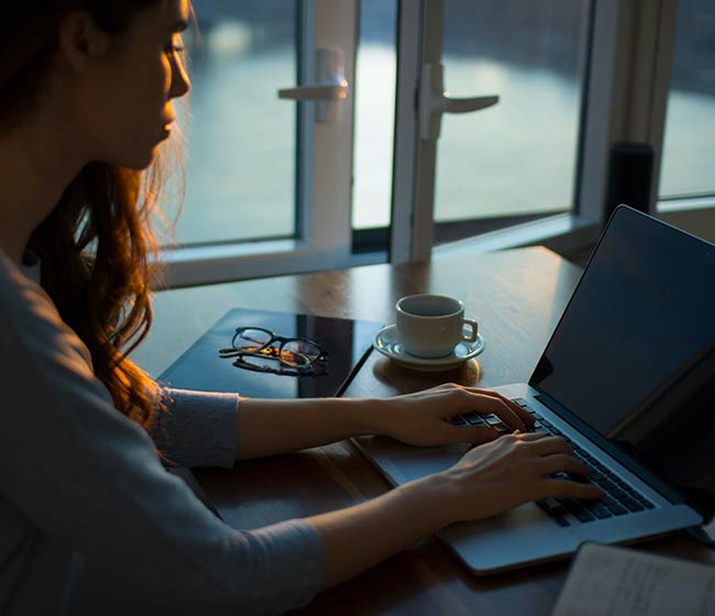 online-girl-unsplash